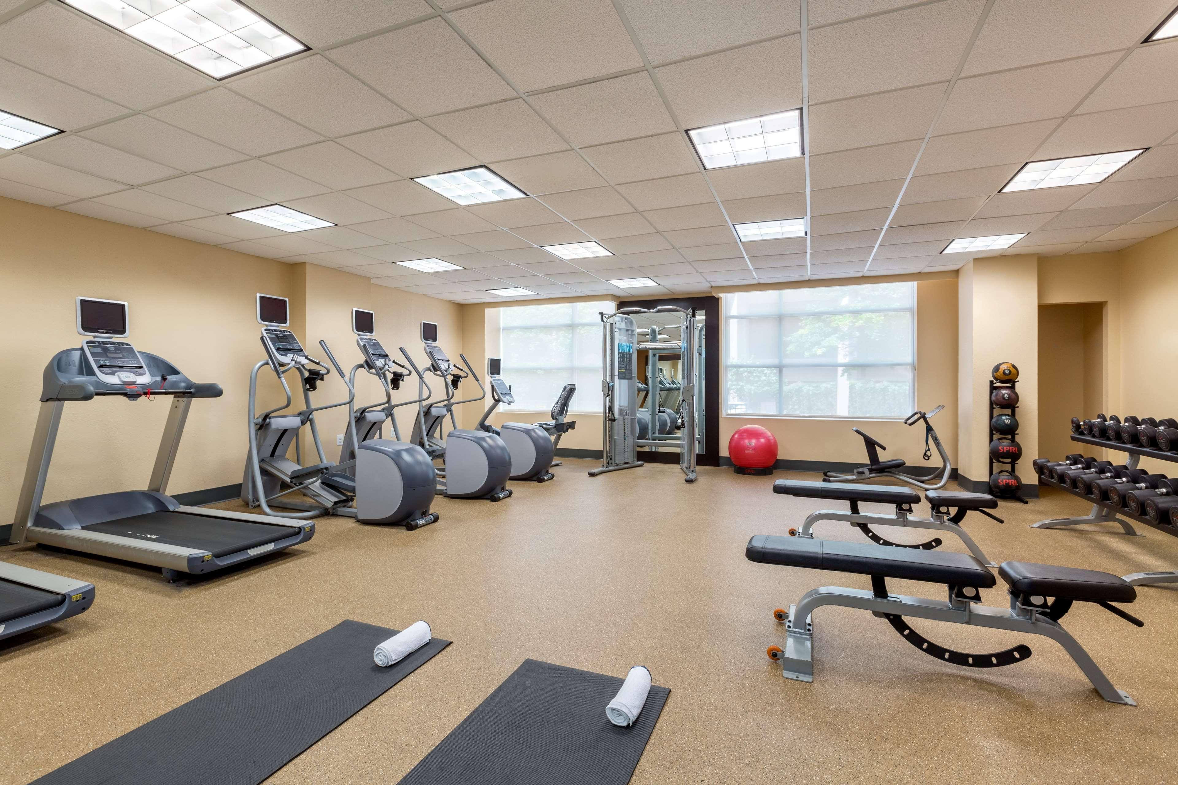 Hilton Garden Inn Arlington/Courthouse Plaza Esterno foto